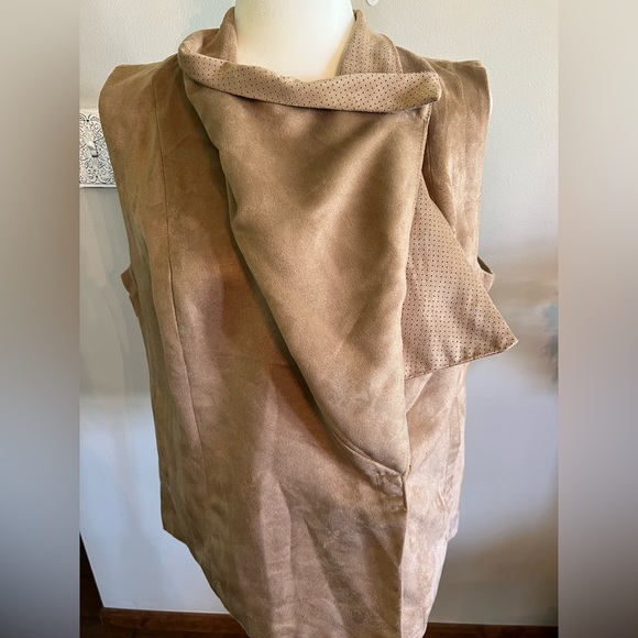 Kut from the Kloth Women’s XL Tan Wrap Vest with Pockets - Picture 3 of 11